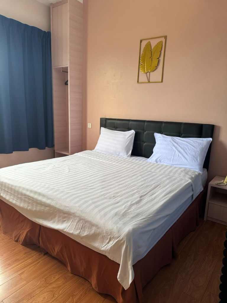 Salim Inn Deluxe King room with bed and bedside furniture