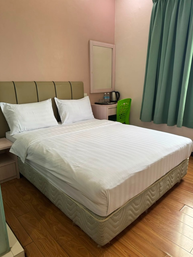 Salim Inn family suite with queen bed and work desk